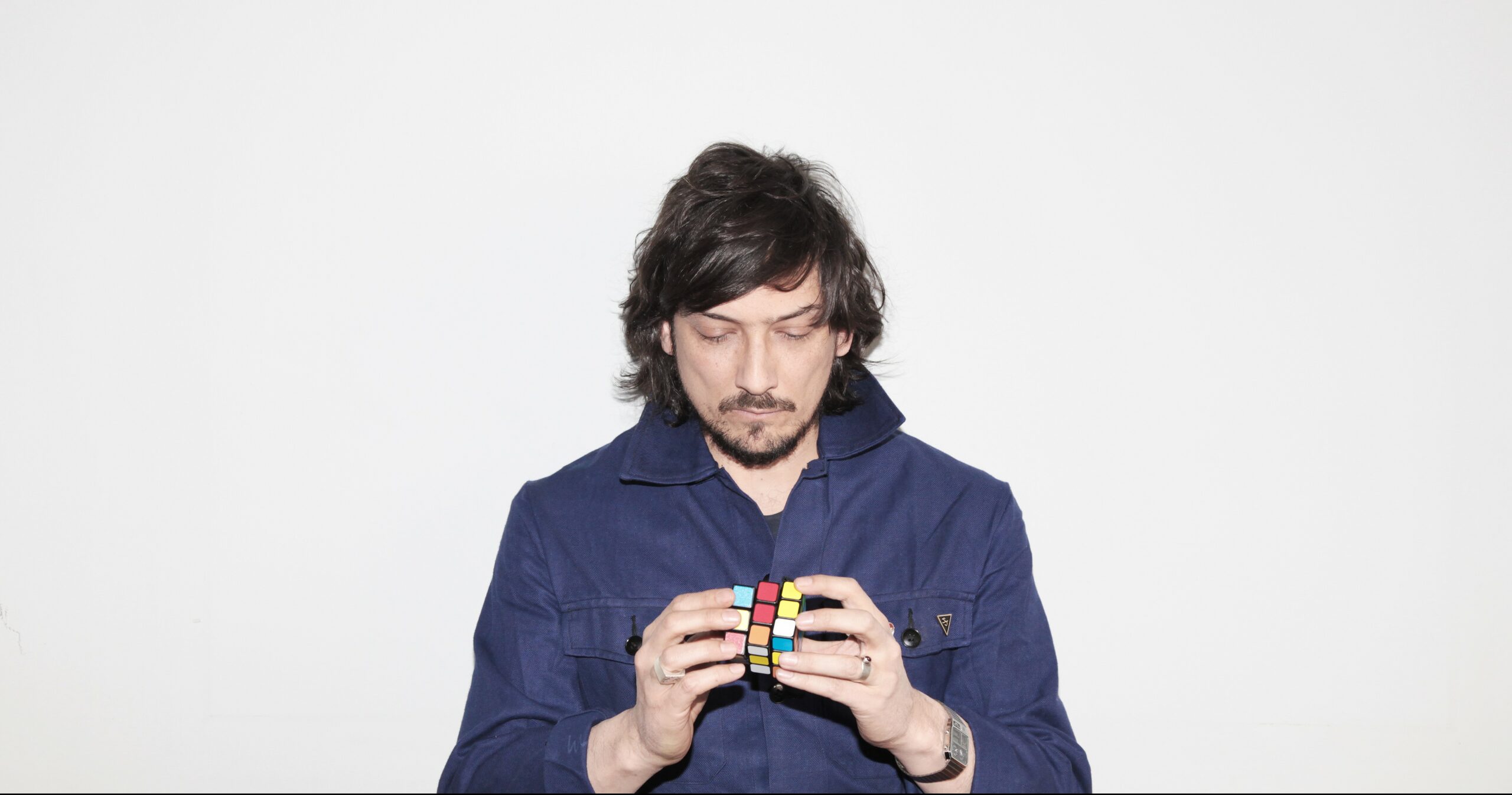León Larregui aumenta el volumen