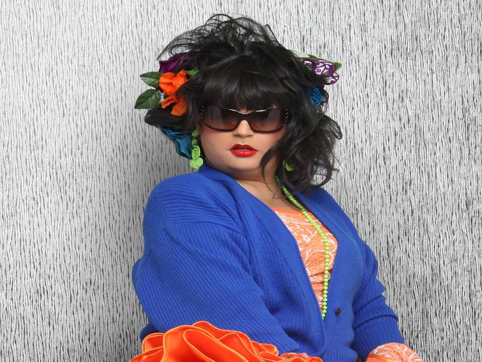 Ríe y canta con “No eres gorda, eres ancha de caderas”