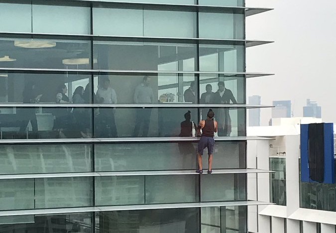 VIDEOS: Hombre escala sin arnés edificio en Polanco