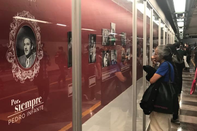 Pedro Infante viaja en el Metro y baja en Bellas Artes