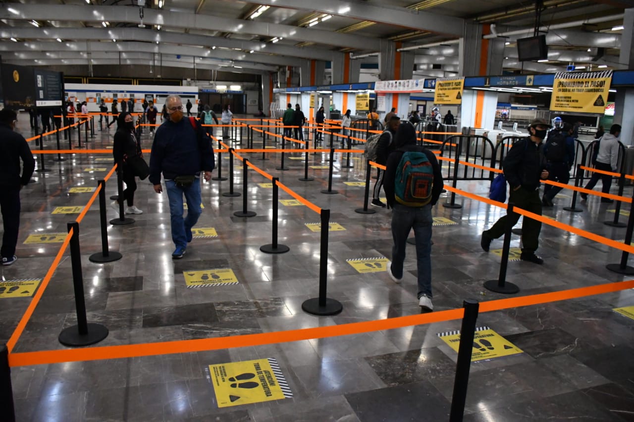 Metro dosifica entrada de usuarios para mantener la sana distancia